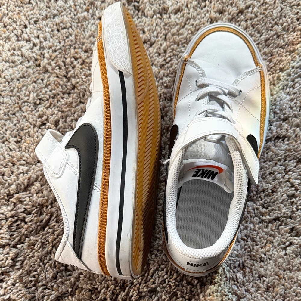 Nike Kids Shoes White and Gold - Picture 2 of 3